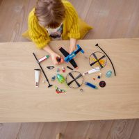 LEGO City Luchtrace 60260 vliegend helikopterspeelgoed, bevat 2 helikopters met trekbandje, een stuntvliegtuig en 2 pylonen, plus minifiguren van de piloten Rivera, Xtreme en Vitarush (140 onderdelen)